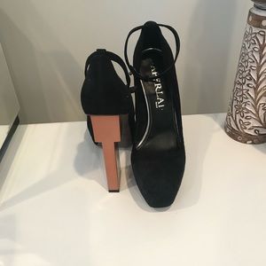 Aperlai Black Suede Pumps